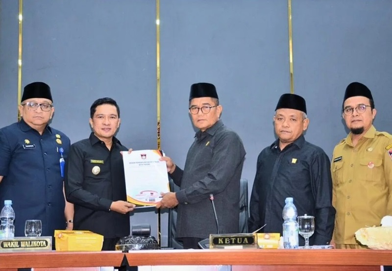 Ketua DPRD Padang Syafrial Kani menerima laporan Pertanggungjawaban APBD 2023 dari Wakil Walikota Padang Ekos Albar. (ist)